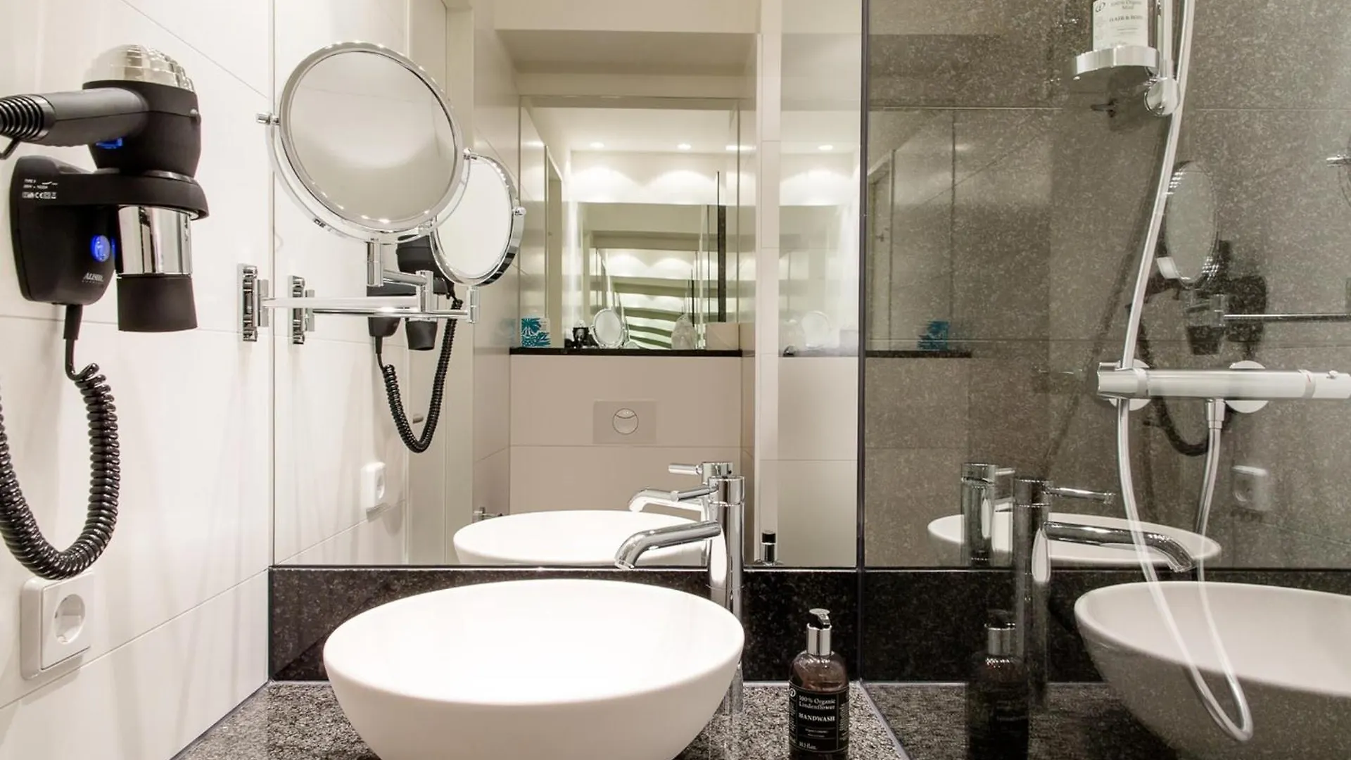 Motel One Berlin Ku'Damm 3*,
